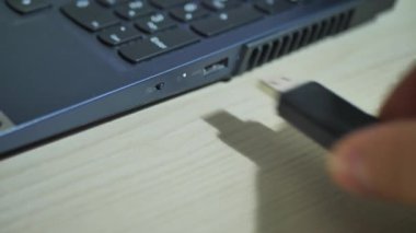 Flaş bellek bilgisayara yerleştiriliyor, Dolly 'ye yakın çekim.