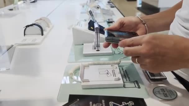 8月至14日 意大利罗马 2023年 三星新的智能手机Z Flip在电子商店的零售展示中被打开和关闭 以品牌标志为背景 — 图库视频影像