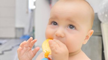 Bir oyuncakla oynayan bir çocuğun portresi.