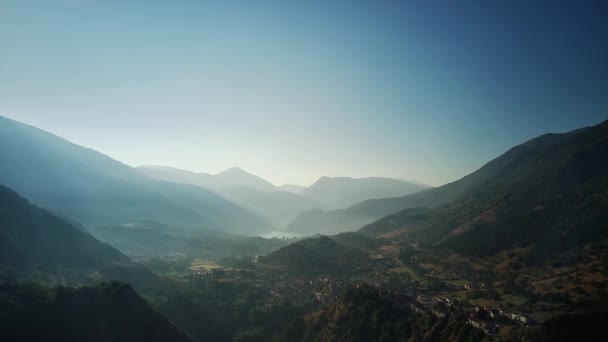 Drone Pohled Údolí Hory Horské Jezero Dálce Itálie Abruzzo — Stock video