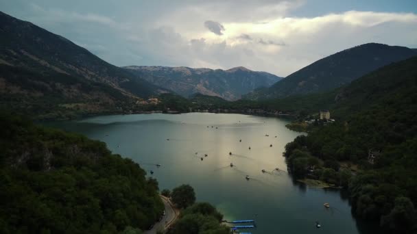 在湖上的一条独木舟上旅行 从无人驾驶飞机上射击 — 图库视频影像