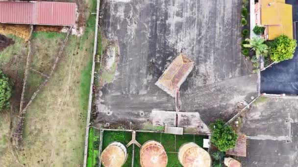 Viejos Barriles Oxidados Vieja Gasolinera Vista Desde Dron — Vídeo de stock