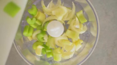 Taze kereviz, kereviz parçaları kes ve miksere koy.