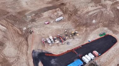 İnşaat alanında yol ekipmanları var. Üst görüntü insansız hava aracı görüntüsü
