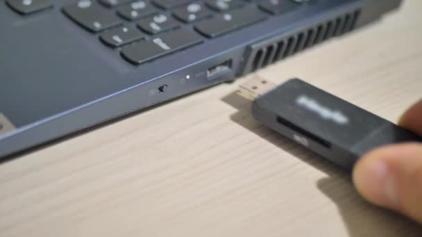 Defterine Bir Flash Disk Ekle — Stok video