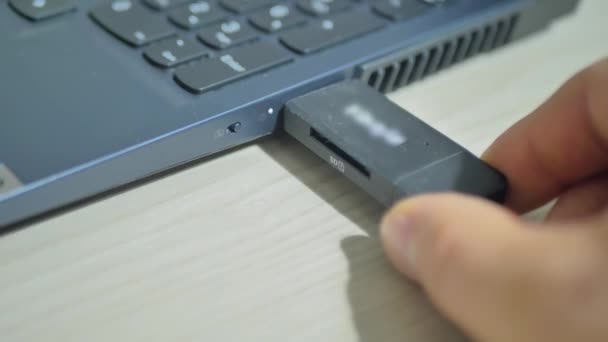 매크로 사람이 노트북에서 카드를 컴퓨터에서 플래시 드라이브를 꺼냅니다 — 비디오