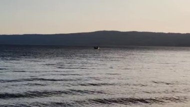 Gölün açık sularında küçük bir balıkçı teknesi. Balıkçılık endüstrisinde balıkçılık ve balıkçılık..