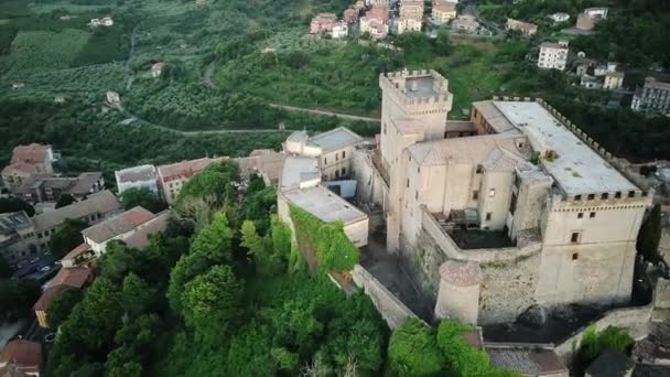 Egy Kisváros Olaszországban Egy Drónról Nézve Városháza Város Tetején — Stock videók