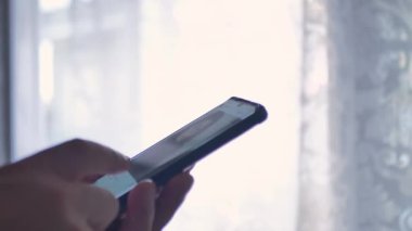 Genç Adam Cep Telefonu ve Sosyal Ağ 'a bak. Yakından bak. Rahat Yetişkin Erkek Okuma Uygulaması Cep Telefonu Geceleri. 30 'ların Hipster Online Cep Telefonu Sohbetleri' nin Parmaklarına Dokun. Mobilephone 'da Yaşam.