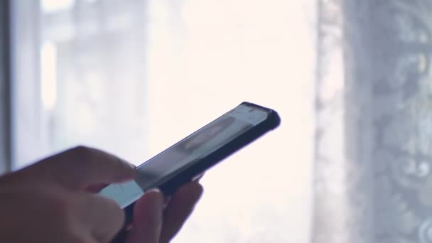 Jovem Olhe Telefone Celular Procure Rede Social Close Relaxado Adulto — Vídeo de Stock