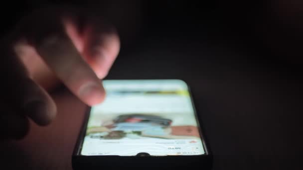 Hombre Joven Mira Teléfono Móvil Navegar Por Red Social Cerca — Vídeos de Stock