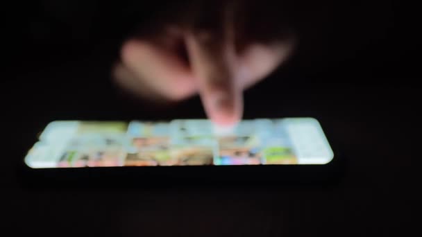 Junger Mann Schaut Handy Und Durchsucht Soziales Netzwerk Aus Nächster — Stockvideo