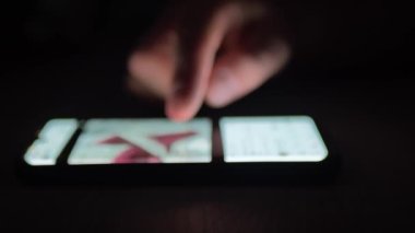 Genç Adam Cep Telefonu ve Sosyal Ağa Bak Kapat.