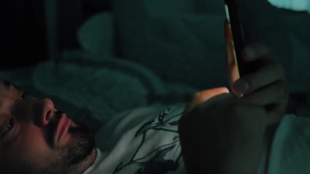 Üzgün Adam Yatağa Uzandı Telefon Etti — Stok video