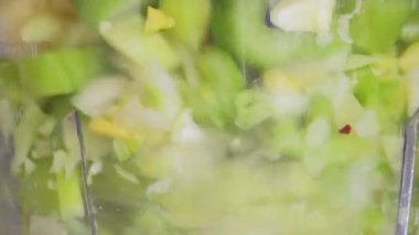 Yüksek Hızda Karıştırılmış Yeşil Detox Yumuşatıcı Yavaş Çekimde Karıştırılmış.