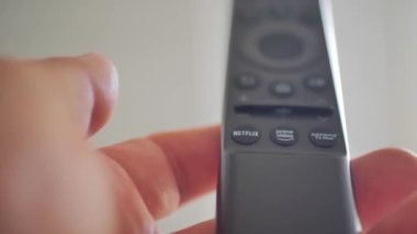 Roma, İtalya, Eylül - 22. 2023. Uzaktan kumandadaki netflix 'i aç..