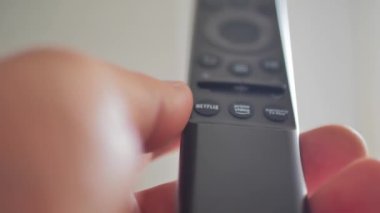 Roma, İtalya, Eylül - 22. 2023. Netflix uygulamasını evdeki bir TV dizisinde açmak.