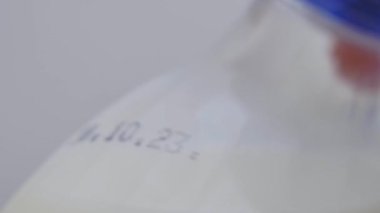 Süt ürününün son kullanma tarihi olan bir şişe sütün yakın çekimi..