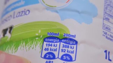 Paketteki besin bilgileri masasına yakın çekim. Seçici odak