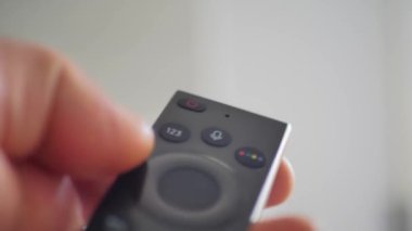 Uzaktan kumandadaki açma düğmesine bas.
