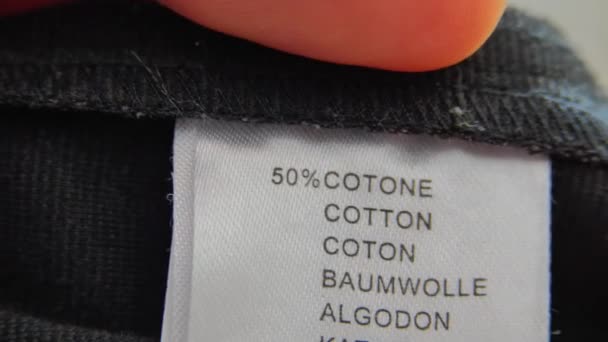 シャツの洗濯情報が付いている服のラベル — ストック動画
