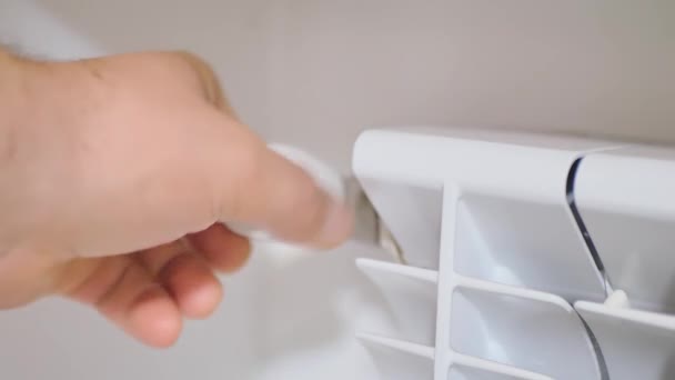 ラジエーターで暖房を開ける クローズアップ — ストック動画