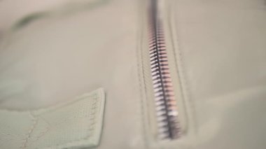 Telefonu sırt çantasının cebine koy..