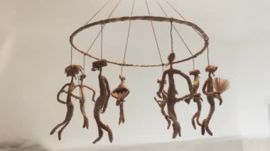 Avizeye asılı küçük pipet bebekler..