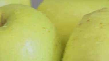 Taze yeşil elmalar. Dönen meyvelerin makro görüntüsü.