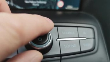 Makro, arabanın radyosunun sesini kıs..