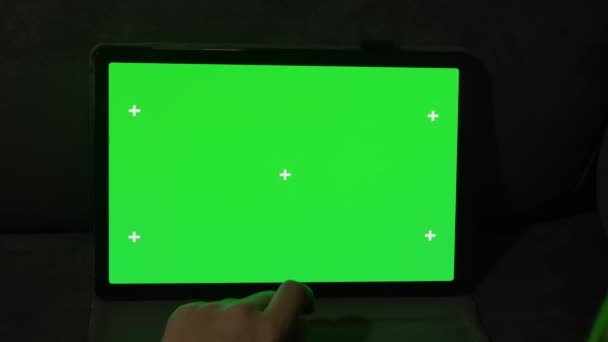 タブレットコンピュータのグリーンスクリーンとクロマキー モバイルコンピュータを閉じた男だ 追跡マーカーによる緑色のスクリーンChromakeyレイアウト — ストック動画