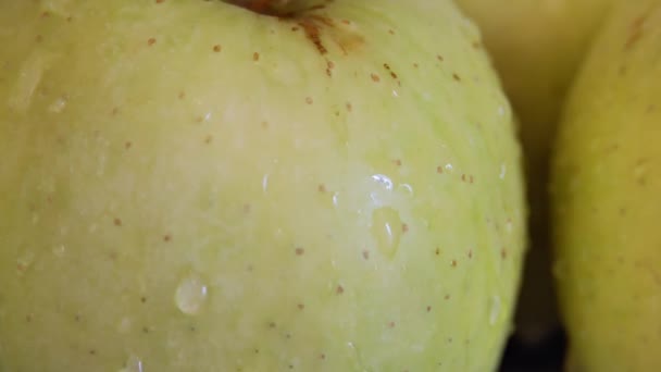 Droppar Vatten Rinner Ner Ett Grönt Äpple — Stockvideo