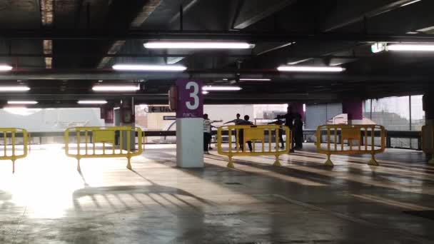 Niños Juegan Estacionamiento Cerrado — Vídeos de Stock