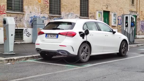 Rzym Włochy Września 2023 Mercedes Samochód Elektryczny Stacji Benzynowej — Wideo stockowe