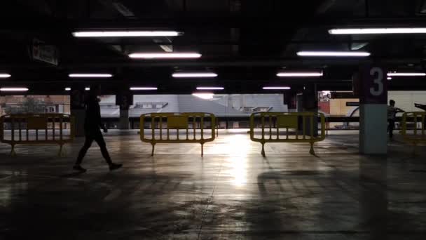 Pessoas Caminham Através Estacionamento Fechado — Vídeo de Stock