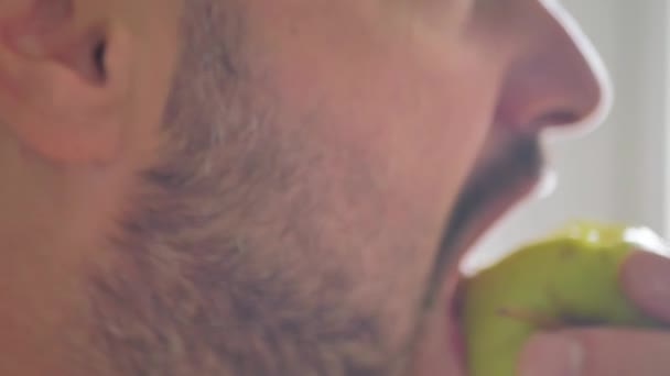 Hombre Comiendo Manzana Primer Plano Una Boca Masculina Comiendo Fruta — Vídeos de Stock