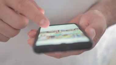 Genç Adam Cep Telefonu ve Sosyal Ağa Bak Kapat.