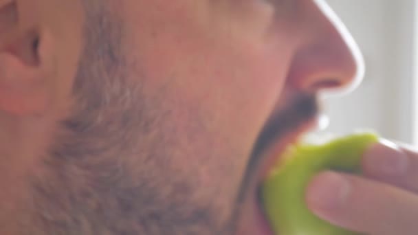 Mann Isst Apfel Großaufnahme Eines Männlichen Mundes Der Frisches Obst — Stockvideo