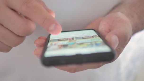 Jovem Olhar Telefone Celular Procurar Rede Social Close — Vídeo de Stock