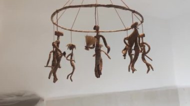 Avizeye asılı küçük pipet bebekler..