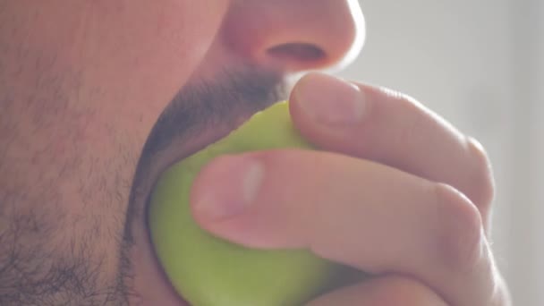 Homem Comendo Maçã Perto Uma Boca Masculina Comendo Frutas Frescas — Vídeo de Stock