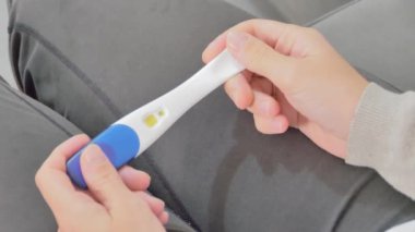 Hamilelik testi tutan kadınların yakın plan fotoğrafları..