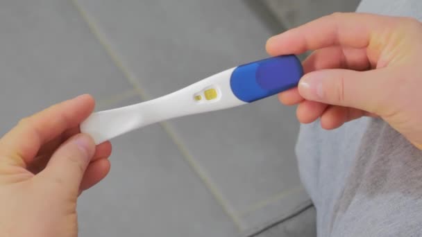 Close Van Mannelijke Handen Met Een Zwangerschapstest — Stockvideo