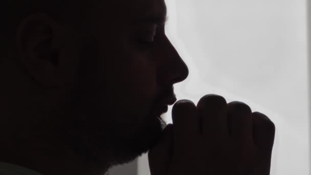 Mężczyzna Domu Patrzący Górę Modlący Się Myślący Portret Bliska — Wideo stockowe