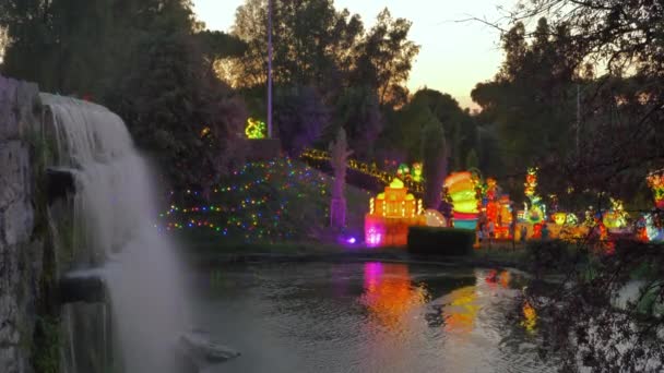 一个风景如画的瀑布在夜间 美丽的灯光照明 — 图库视频影像