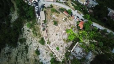 Dağlık bir bölgede kuş bakışı bir şehir..