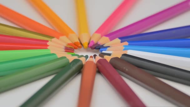 Lápices Multicolores Encuentran Sobre Fondo Blanco Lápices Colores Brillantes Giran — Vídeos de Stock
