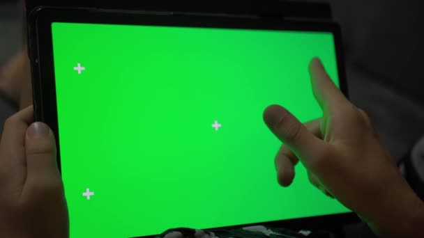 Menutup Gambar Tangan Memegang Komputer Tablet Dengan Layar Pura Pura — Stok Video