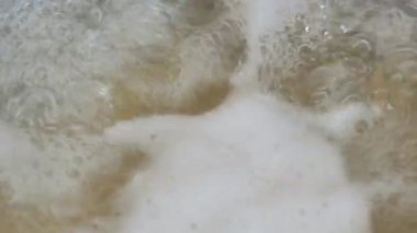 Makarnada kaynayan suyun yakın çekimi.