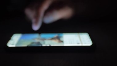 Genç Adam Cep Telefonu ve Sosyal Ağa Bak Kapat.